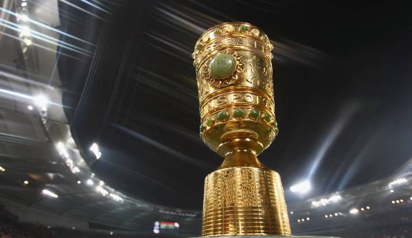 Um den DFB-Pokal kämpfen die Teams.