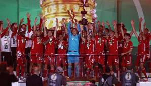 Zum 20. Mal in der Vereinsgeschichte am Ende mit dem DFB-Pokal auf dem Siegertreppchen: Die Mannschaft des FC Bayern München.