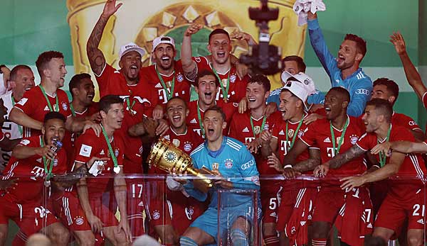 Da ist das Ding: Kapitän Manuel Neuer vom FC Bayern München hatte auch in dieser Saison die Ehre, den begehrten DFB-Pokal in den Berliner Nachthimmel recken zu dürfen.