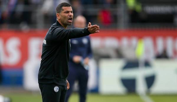 Schalke-Trainer Dimitrios Grammozis will mit seinem Team in die 2. Runde des DFB-Pokals einziehen.