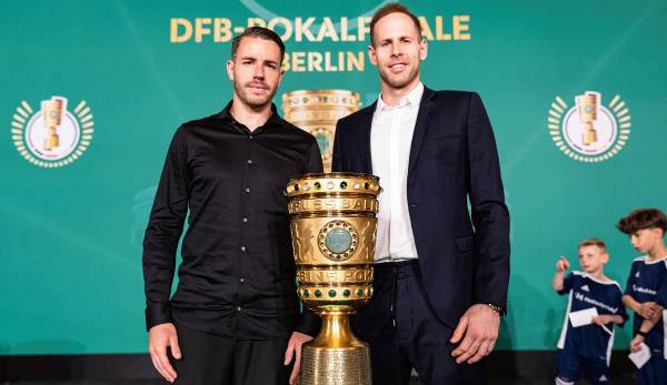 Freiburgs Kapitän Christian Günter und Leipzigs Kapitän Peter Gulacsi begutachten in Berlin den DFB-Pokal. Für Beide wäre es der erste DFB-Pokal.
