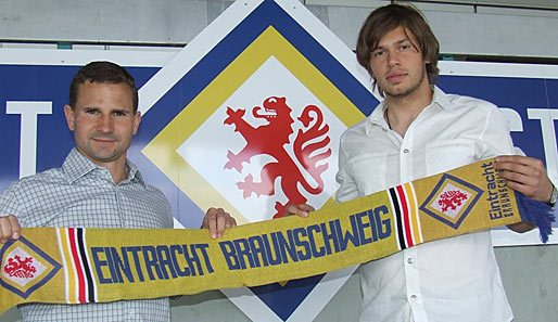 Marc Arnold (li.) empfängt Daniel Davari bei Eintracht Braunschweig