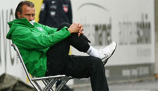 Werder II-Coach Thomas Wolter blickt betrübt auf die siebte Spielabsage in Folge