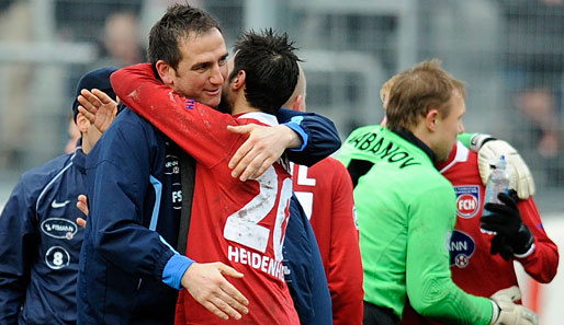 Heidenheims Trainer Frank Schmidt (l.) trifft mit dem Aufsteiger auf Tabellenführer Osnabrück