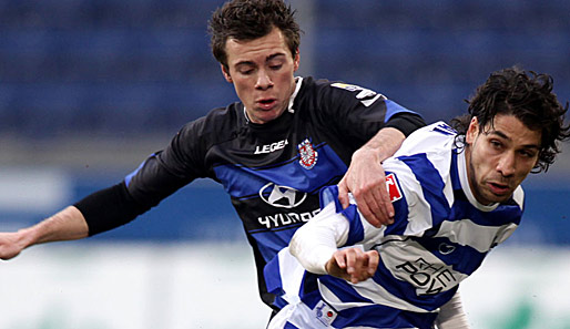 Nikolas Ledegrwood (l). bestritt für Frankfurt 22 Zweitliga-Spiele und erzielte einen Treffer