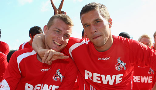 Daniel Brosinski (l.), hier noch im Dress des 1. FC Köln, beim Team-Fotoshoot mit Lukas Podolski