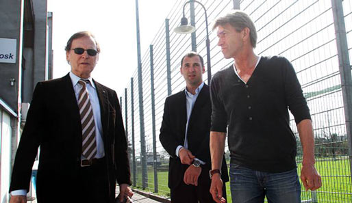 Markus Grünberger (M.) mit Haching-Präsident Engelbert Kupka (l.) und Trainer Klaus Augenthaler