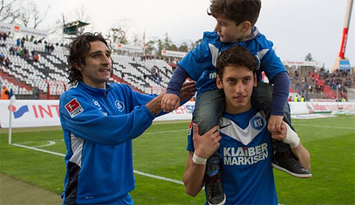 Hakan Calhanoglu mit dem Sohn von Ex-Mitspieler Elias Charalambous auf der Schulter
