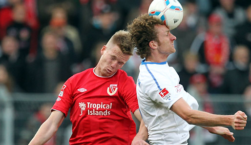 Dominic Peitz (r.) war in der vergangenen Saison an Hansa Rostock ausgeliehen