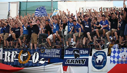 Die Fans des Karlsruher SC unterstützen ihren Klub - meistens friedlich