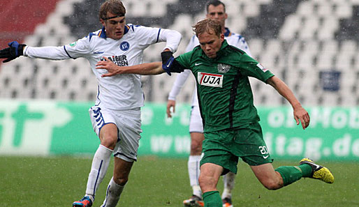 Silvano Varnhagen (r.) hat beim Karlsruher SC seinen Vertrag bis 2015 verlängert
