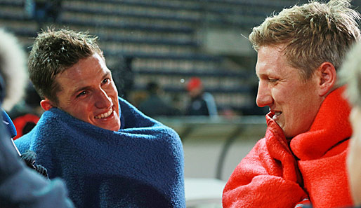 Tobias Schweinsteiger (l.) und sein jüngerer Bruder Bastian nach dem Testspiel in Unterhaching