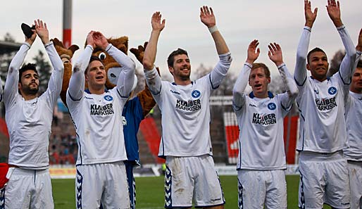 Die Spieler des Karlsruher SC dürfen sich feiern lassen - sie sind auf Kurs Richtung 2. Liga