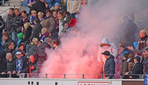 Entzündete bengalische Feuer wie diese sorgten für einen Eklat im Spiel gegen den VfL Osnabrück