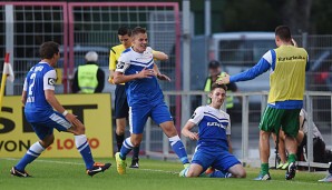 Christian Bickel (2.v.r.) feiert seinen Treffer zum 1:0 gegen die zweite Mannschaft von Mainz 05
