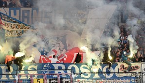Die Fans von Hansa Rostock brannten gegen die Mainzer Amateure wiederholt Bengalos ab