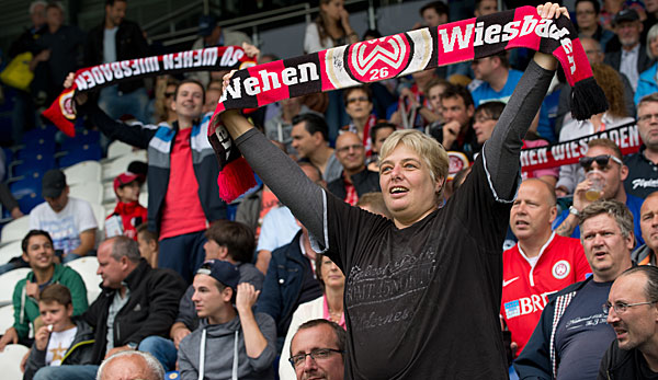 Die Fans von Wehen Wiesbaden freuen sich über die Tabellenführung