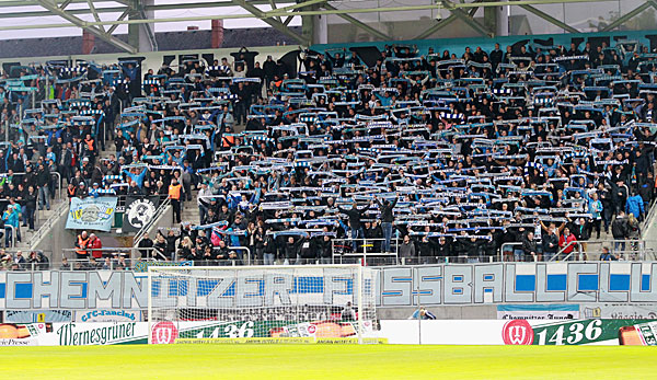 Fans des Chemnitzer FC hatten vor dem Spiel gegen den KSC zwei Nebeltöpfe gezündet