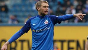 Tim Vaeyrynen lotst seine Mitspieler im Hansa Rostock Trikot