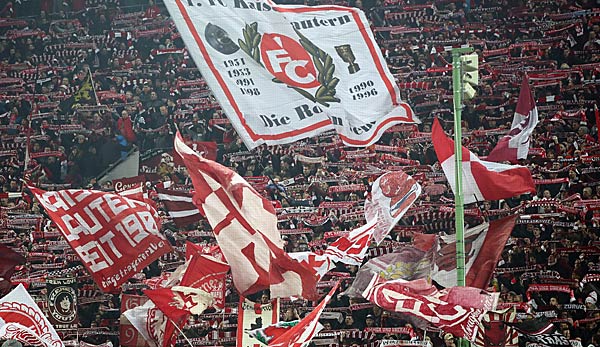 Die Fans des 1. FC Kaiserslautern unterstützen ihren Spieler mit einem außergewöhnlichen Protest.