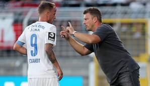 Jena-Trainer Lukas Kwasniok gibt Mittelfeldmann Rene Eckardt Anweisungen