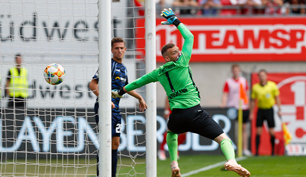 Waldhof Mannheims Torwart Timo Königsmann hatte beim Gegentor im Hinspiel gegen den 1. FC Kaiserslautern keine Chance.