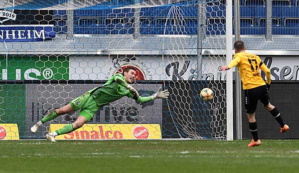 Hinein ins Glück: Gianluca Korte trifft per Elfmeter zum 2:2-Ausgleich für Waldhof Mannheim gegen den MSV Duisburg.