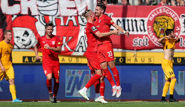 Jonas Nietfeld und Sebastian Mai bejubeln den 4:0-Erfolg des Halleschen FC im Hinspiel gegen die SG Sonnenhof Großaspach.