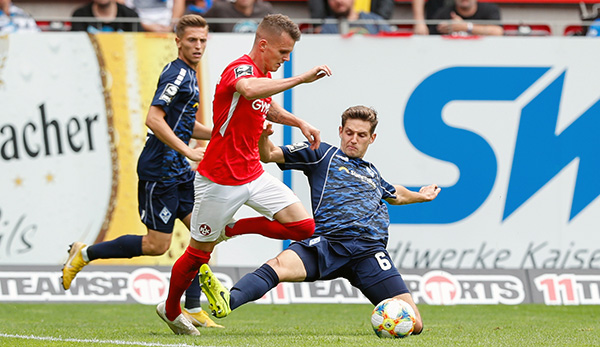 Florian Pick vom 1.FC Kaiserslautern und Marco Schuster von Waldhof Mannheim schenkten sich im Hinspiel nichts in den Zweikämpfen.