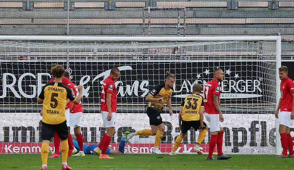 Glücksmoment: Sebastian Mai drückt den Ball zum Sieg gegen Kaiserslautern übver die Linie.