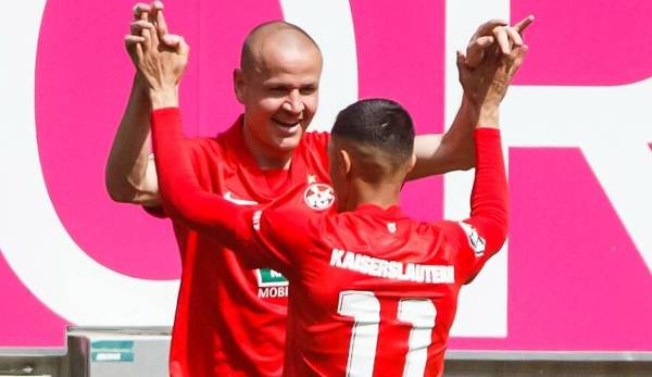 Adam Hlousek bejubelt seinen Treffer für Kaiserslautern mit Kenny Prince Redondo.
