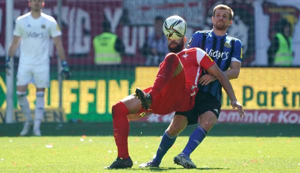Lautern's striker Terrence Anthony Boyd in a duel with Saarbrücken's Manuel Zeitz.