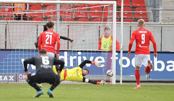 Zwickau-Keeper Brinkies entschärfte den Elfmeter gegen Boyamba.