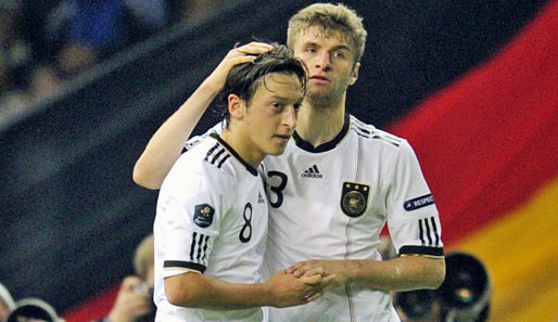 Mesut Özil erzielte nach der Vorarbeit von Philipp Lahm das zwischenzeitliche 2:0