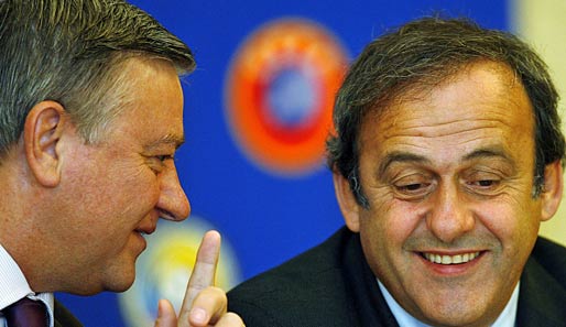Der beschuldigte Mircea Sandu (l.) mit UEFA-Präsident Michel Platini (r.)