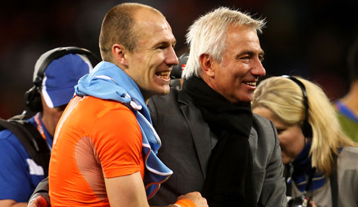 Die Niederländer um Trainer Bert van Marwijk (r.) und Arjen Robben führen die Gruppe E an