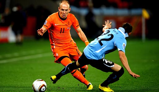 Arjen Robben (l.) fällt mit einer Leistenverletzung für die letzten beiden EM-Quali-Spiele aus