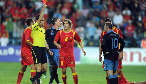 Wayne Rooney (r.) wurde im EM-Qualifikationsspiel gegen Montenegro des Feldes verwiesen