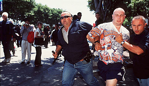 So sah es 1998 bei der WM in Frankreich aus: Ein englischer Hooligan wird nach Randale abgeführt
