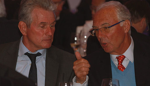 Franz Beckenbauer (r.) im Gespräch mit Bayern-Trainer Jupp Heynckes (l.)