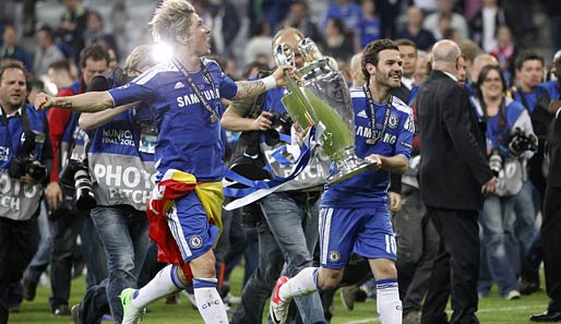 Fernando Torres (l.) und Juan Mata (r.) feiern den Gewinn der Champions League in München