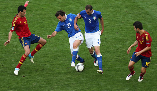 Italiens Andrea Pirlo (2.v.l.) und Giorgio Chiellini spielten in der Vorrunde gegen Spanien 1:1