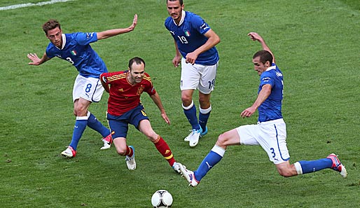 Mit dem Ball am Fuß ist Iniesta (M.) auch von mehreren Spielern kaum zu stoppen