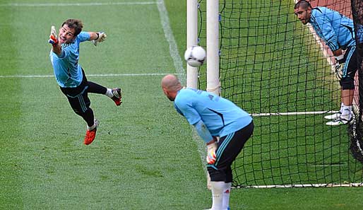 Iker Casillas (l.) kassiert nur im Training mal einen Gegentreffer