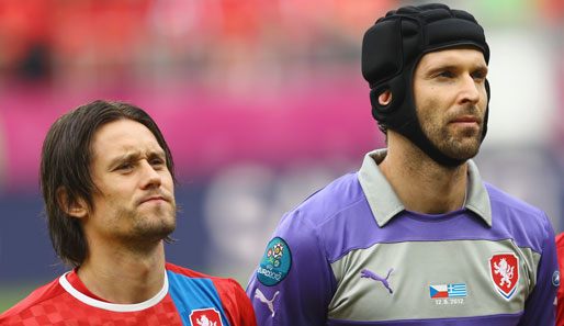 Petr Cech (r.) und Tomas Rosicky überstanden die Partie gegen Griechenland nicht ganz unbeschadet
