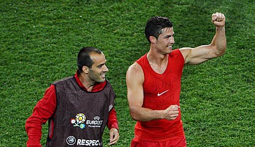 Ruben Micael (l.) und Cristiano Ronaldo feiern den Sieg gegen die Niederlande