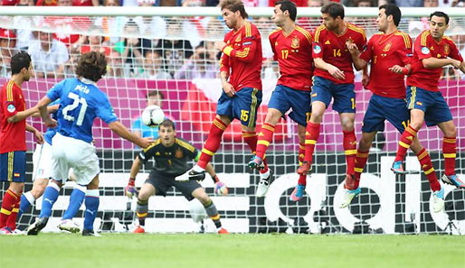 Italiens Schlüsselspieler Andrea Pirlo beim Freistoß gegen die Spanier. Das Spiel ging 1:1 aus