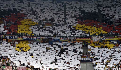 In der Anfangsphase des Spiels gegen Portugal warfen deutsche Zuschauer Papierkugeln aufs Feld