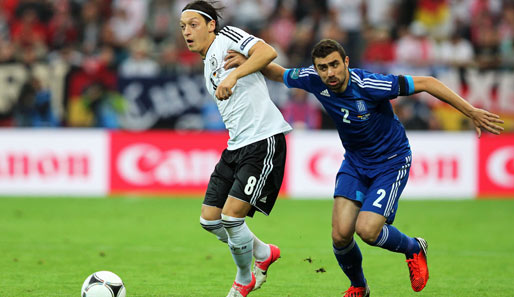 Mesut Özil (l.) lieferte gegen Griechenland eine tolle Vorstellung ab