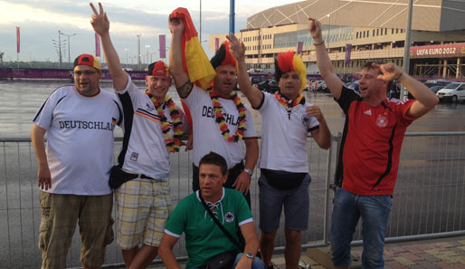 Die deutschen Fans posieren vor dem Kamera des Fanreporters